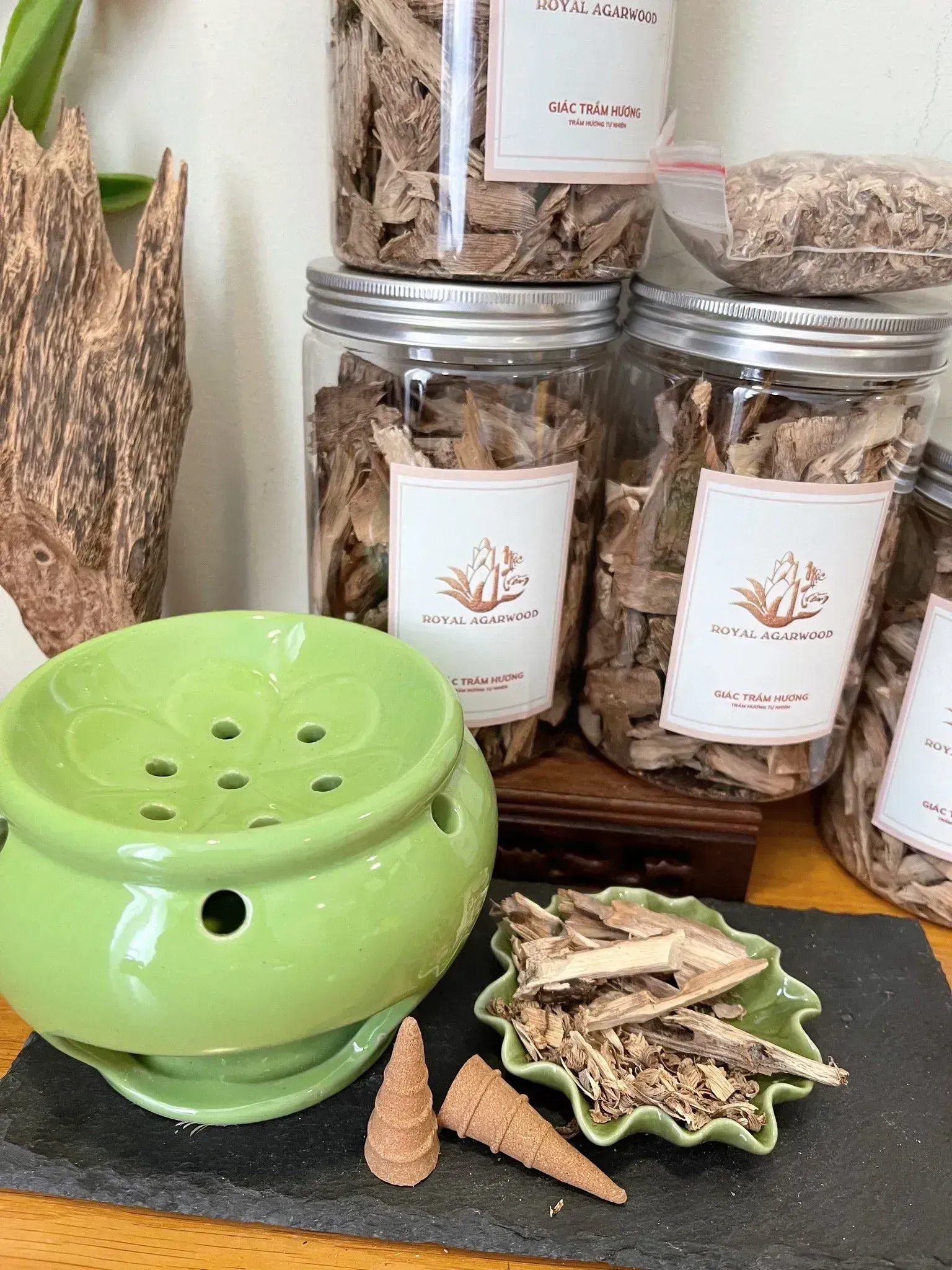 Natural Agarwood Chips &amp; Shavings – Vietnamese Oud For Burning &amp; Incense Making (100g Box)